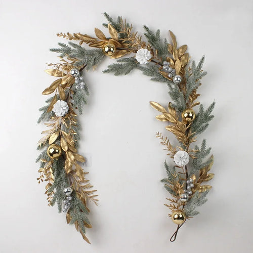 🎄 Luxe Kerstkrans Goud - Kunstmatige Bloemen & Dennenappels voor Voordeur Binnen & Buiten